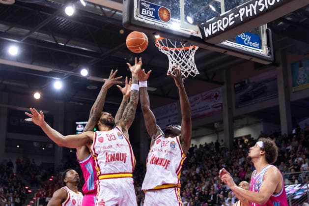 David MUENKAT (WUE 55, li.) und Charles THOMPSON (WUE 32, mi.) verteidigen den Ball unter dem Korb, Michael KESSENS (BON 6, re.) kann nicht eingreifen, Aktion. Endstand 54:69, Basketball 1.Bundesliga Telekom Baskets Bonn-Fitness First Wuerzburg Baskets (Würzburg) BON vs WUE Playoffs, Viertelfinale, 1. Spiel, im T E L E K O M D O M E, am 16.05.2026, Â