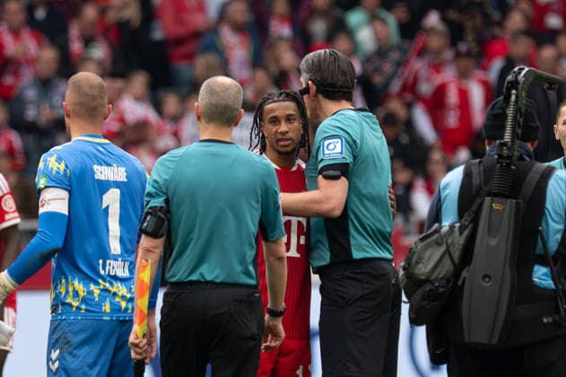 GER, Bayern, Muenchen, Fussball, FC Bayern Muenchen - 1. FC Koeln, in der Allianz Arena, Muenchen, Bundesliga, 34. Spieltag, 16.05.26, v.l. Michael Akpovie Olise (FC Bayern Muenchen, 17), Deniz Aytekin, Abschied, Shakehands DFL DFB regulations prohibit any use of photographs as image sequences and or quasi-video, Copyright: HMB-Media MichaelxNibel