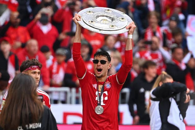 Teamfoto,Team,Mannschaft,Mannschaftsfoto, Aleksandar PAVLOVIC (Bayern Muenchen), mit Meisterschale,Schale,Pokal,Cup,Trophaee Siegerehrung. Fussball 1. Bundesliga Saison 2025 2026, 34.Spieltag, Spieltag34 FC Bayern Muenchen - 1.FC Koeln 5-1 am 16.05.2026 , A L L I A N Z A R E N A.