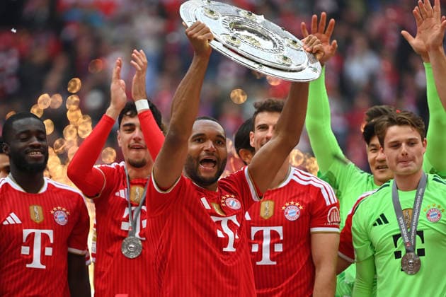 Teamfoto,Team,Mannschaft,Mannschaftsfoto, Jonathan TAH (Bayern Muenchen) mit Meisterschale,Schale,Pokal,Cup,Trophaee Siegerehrung. Fussball 1. Bundesliga Saison 2025 2026, 34.Spieltag, Spieltag34 FC Bayern Muenchen - 1.FC Koeln 5-1 am 16.05.2026 , A L L I A N Z A R E N A.