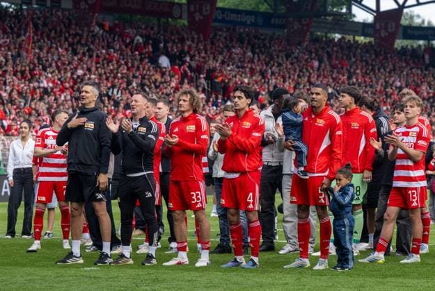 Fußball, Herren, Saison 2025 2026, 1. Bundesliga (34. Spieltag), 1. FC Union Berlin - FC Augsburg (4:0), v. l. Torwarttrainer Michael Gspurning (1. FC Union), Physiotherapeut Silvio Thieme (1. FC Union), Alex Kral (1. FC Union Berlin), Diogo Leite (1. FC Union Berlin), Danilho Doekhi (1. FC Union), Jubel nach dem Abpfiff, 16.05. 2026, Copyright: xMatthiasxKochx