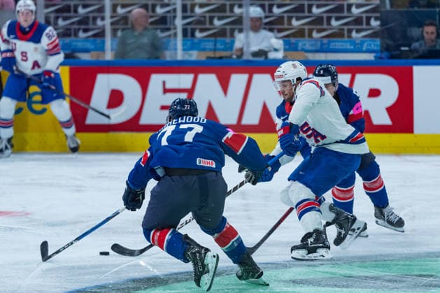 ZURICH, SWITZERLAND - MAY 17: Ryan Ufko (United States,7) in a duel against Bayley Harewood (Great Britain, 77) and Bradley Jenion (Great Britain, 8) during the Preliminary Round - Group A Match 11 between Great Britain and United States at the IIHF Ice hockey, Eishockey World Championship, WM, Weltmeisterschaft 2026, Swiss Life Arena on May 17, 2026 in Zurich, Switzerland. Zurich Switzerland Copyright: xTimoxSteinx