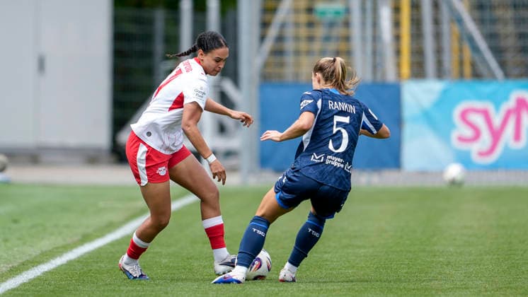 v.li.: Lisa Baum (RBL, 11), Jamilla Sofia Rankin (TSG, 5), Zweikampf, Spielszene, Duell, duel, tackle, tackling, Dynamik, Action, Aktion, 17.05.2026, Sinsheim (Hoffenheim) (Deutschland), Fussball, Google Pixel Frauen-Bundesliga, TSG 1899 Hoffenheim - RB Leipzig, DFB DFL REGULATIONS PROHIBIT ANY USE OF PHOTOGRAPHS AS IMAGE SEQUENCES AND OR QUASI-VIDEO.
