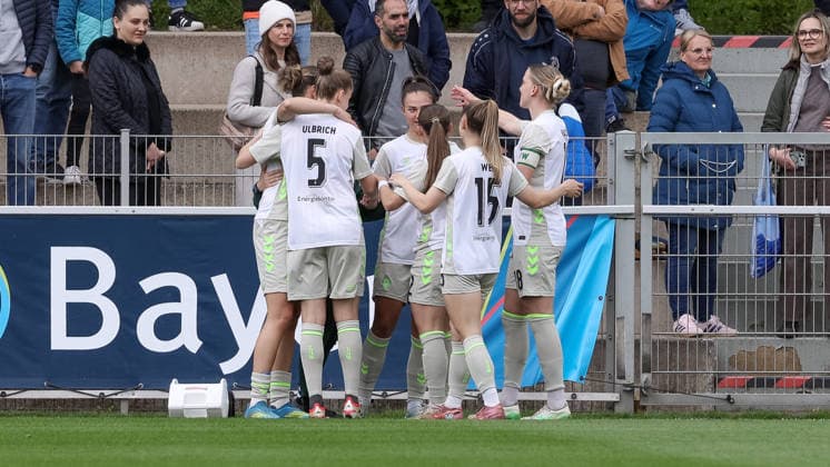 Spielerinnen des SV Werder Bremen mit Torjubel, Jubel, jubeln, jubelt, optimistisch, Spielszene, Highlight, Freude über das Tor zum 0:1, DIE DFB-RICHTLINIEN UNTERSAGEN JEGLICHE NUTZUNG VON FOTOS ALS SEQUENZBILDER UND ODER VIDEOÄHNLICHE FOTOSTRECKEN. DFB REGULATIONS PROHIBIT ANY USE OF PHOTOGRAPHS AS IMAGE SEQUENCES AND OR QUASI-VIDEO., 17.05.2026, Leverkusen (Deutschland), Fussball, Google Pixel Frauen-Bundesliga, Bayer 04 Leverkusen - SV Werder Bremen