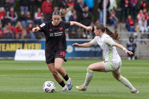 v.li.: Estrella Merino Gonzalez (Bayer 04 Leverkusen, 10) und Chiara D Angelo (SV Werder Bremen, 2) im Zweikampf, Duell, Dynamik, Aktion, Action, Spielszene, DIE DFB-RICHTLINIEN UNTERSAGEN JEGLICHE NUTZUNG VON FOTOS ALS SEQUENZBILDER UND ODER VIDEOÄHNLICHE FOTOSTRECKEN. DFB REGULATIONS PROHIBIT ANY USE OF PHOTOGRAPHS AS IMAGE SEQUENCES AND OR QUASI-VIDEO., 17.05.2026, Leverkusen (Deutschland), Fussball, Google Pixel Frauen-Bundesliga, Bayer 04 Leverkusen - SV Werder Bremen