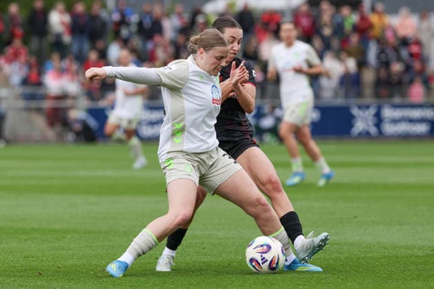v.li.: Sarah Gutmann (SV Werder Bremen, 32) und Loreen Bender (Bayer 04 Leverkusen, 19) im Zweikampf, Duell, Dynamik, Aktion, Action, Spielszene, DIE DFB-RICHTLINIEN UNTERSAGEN JEGLICHE NUTZUNG VON FOTOS ALS SEQUENZBILDER UND ODER VIDEOÄHNLICHE FOTOSTRECKEN. DFB REGULATIONS PROHIBIT ANY USE OF PHOTOGRAPHS AS IMAGE SEQUENCES AND OR QUASI-VIDEO., 17.05.2026, Leverkusen (Deutschland), Fussball, Google Pixel Frauen-Bundesliga, Bayer 04 Leverkusen - SV Werder Bremen
