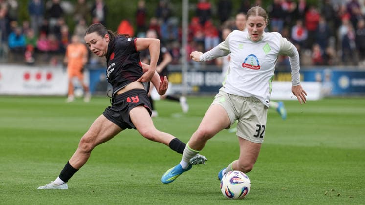 v.li.: Loreen Bender (Bayer 04 Leverkusen, 19) und Sarah Gutmann (SV Werder Bremen, 32) im Zweikampf, Duell, Dynamik, Aktion, Action, Spielszene, DIE DFB-RICHTLINIEN UNTERSAGEN JEGLICHE NUTZUNG VON FOTOS ALS SEQUENZBILDER UND ODER VIDEOÄHNLICHE FOTOSTRECKEN. DFB REGULATIONS PROHIBIT ANY USE OF PHOTOGRAPHS AS IMAGE SEQUENCES AND OR QUASI-VIDEO., 17.05.2026, Leverkusen (Deutschland), Fussball, Google Pixel Frauen-Bundesliga, Bayer 04 Leverkusen - SV Werder Bremen