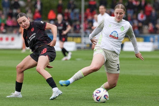 v.li.: Loreen Bender (Bayer 04 Leverkusen, 19) und Sarah Gutmann (SV Werder Bremen, 32) im Zweikampf, Duell, Dynamik, Aktion, Action, Spielszene, DIE DFB-RICHTLINIEN UNTERSAGEN JEGLICHE NUTZUNG VON FOTOS ALS SEQUENZBILDER UND ODER VIDEOÄHNLICHE FOTOSTRECKEN. DFB REGULATIONS PROHIBIT ANY USE OF PHOTOGRAPHS AS IMAGE SEQUENCES AND OR QUASI-VIDEO., 17.05.2026, Leverkusen (Deutschland), Fussball, Google Pixel Frauen-Bundesliga, Bayer 04 Leverkusen - SV Werder Bremen