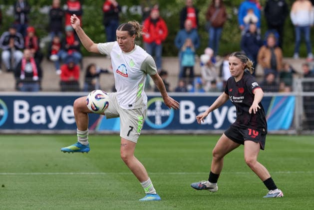 v.li.: Larissa Mühlhaus (SV Werder Bremen, 7) und Estrella Merino Gonzalez (Bayer 04 Leverkusen, 10) im Zweikampf, Duell, Dynamik, Aktion, Action, Spielszene, DIE DFB-RICHTLINIEN UNTERSAGEN JEGLICHE NUTZUNG VON FOTOS ALS SEQUENZBILDER UND ODER VIDEOÄHNLICHE FOTOSTRECKEN. DFB REGULATIONS PROHIBIT ANY USE OF PHOTOGRAPHS AS IMAGE SEQUENCES AND OR QUASI-VIDEO., 17.05.2026, Leverkusen (Deutschland), Fussball, Google Pixel Frauen-Bundesliga, Bayer 04 Leverkusen - SV Werder Bremen