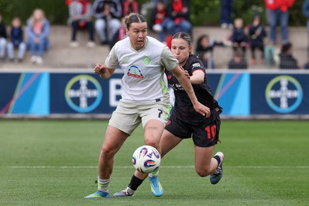 v.li.: Larissa Mühlhaus (SV Werder Bremen, 7) und Estrella Merino Gonzalez (Bayer 04 Leverkusen, 10) im Zweikampf, Duell, Dynamik, Aktion, Action, Spielszene, DIE DFB-RICHTLINIEN UNTERSAGEN JEGLICHE NUTZUNG VON FOTOS ALS SEQUENZBILDER UND ODER VIDEOÄHNLICHE FOTOSTRECKEN. DFB REGULATIONS PROHIBIT ANY USE OF PHOTOGRAPHS AS IMAGE SEQUENCES AND OR QUASI-VIDEO., 17.05.2026, Leverkusen (Deutschland), Fussball, Google Pixel Frauen-Bundesliga, Bayer 04 Leverkusen - SV Werder Bremen