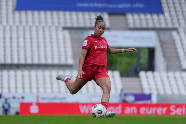 Nicole Ojukwu (SC Freiburg, 06) am Ball , Deutschland, Fussball, GooglePixel Frauen-Bundesliga, 26.Spieltag, 2025 2026, SGS Essen vs. SC Freiburg, 17.05.2026, Stadion an der Hafenstraße, Essen Essen Stadion an der Hafenstraße Nordrhein-Westfalen Deutschland Copyright: xArnexAmbergx