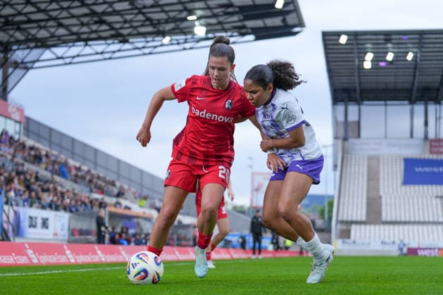 Leela Egli (SC Freiburg, 20) im Zweikampf mit Ella Touon (SGS Essen, 32) , Deutschland, Fussball, GooglePixel Frauen-Bundesliga, 26.Spieltag, 2025 2026, SGS Essen vs. SC Freiburg, 17.05.2026, Stadion an der Hafenstraße, Essen Essen Stadion an der Hafenstraße Nordrhein-Westfalen Deutschland Copyright: xArnexAmbergx