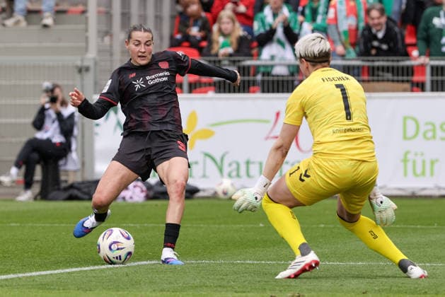 v.li.: Carlotta Wamser (Bayer 04 Leverkusen, 37) und Vanessa Fischer (Torhüterin, Torwart, SV Werder Bremen, 1) im Zweikampf, Duell, Dynamik, Aktion, Action, Spielszene, DIE DFB-RICHTLINIEN UNTERSAGEN JEGLICHE NUTZUNG VON FOTOS ALS SEQUENZBILDER UND ODER VIDEOÄHNLICHE FOTOSTRECKEN. DFB REGULATIONS PROHIBIT ANY USE OF PHOTOGRAPHS AS IMAGE SEQUENCES AND OR QUASI-VIDEO., 17.05.2026, Leverkusen (Deutschland), Fussball, Google Pixel Frauen-Bundesliga, Bayer 04 Leverkusen - SV Werder Bremen