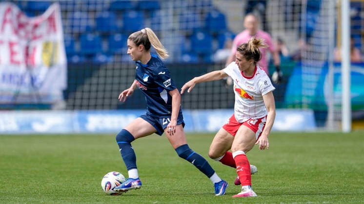 v.li.: Janna Grimm (TSG, 26), Sandra Starke (RBL, 13), Zweikampf, Spielszene, Duell, duel, tackle, tackling, Dynamik, Action, Aktion, 17.05.2026, Sinsheim (Hoffenheim) (Deutschland), Fussball, Google Pixel Frauen-Bundesliga, TSG 1899 Hoffenheim - RB Leipzig, DFB DFL REGULATIONS PROHIBIT ANY USE OF PHOTOGRAPHS AS IMAGE SEQUENCES AND OR QUASI-VIDEO.