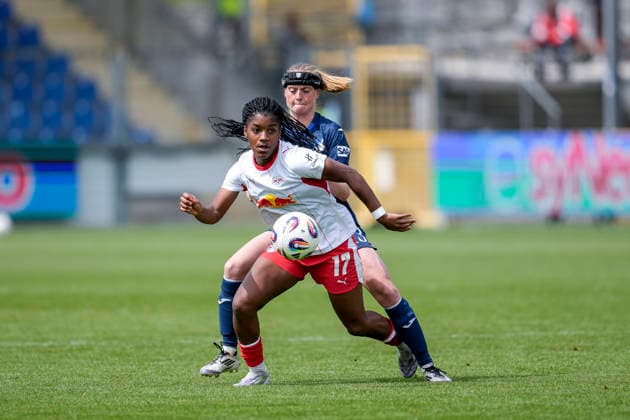 v.li.: Delice Boboy (RBL, 17), Wielle Douma (Wianda Ellen Geertruida Douma, TSG, 13), Zweikampf, Spielszene, Duell, duel, tackle, tackling, Dynamik, Action, Aktion, 17.05.2026, Sinsheim (Hoffenheim) (Deutschland), Fussball, Google Pixel Frauen-Bundesliga, TSG 1899 Hoffenheim - RB Leipzig, DFB DFL REGULATIONS PROHIBIT ANY USE OF PHOTOGRAPHS AS IMAGE SEQUENCES AND OR QUASI-VIDEO.