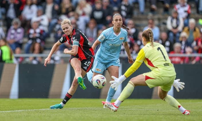 GER, Frankfurt, Eintracht Frankfurt vs Union Berlin, Google Pixel Bundesliga, Fussball, DFB, Spielzeit 2025 2026, Stadion am Brentanobad, 26. Spieltag im Bild v.l.: Laura Freigang (Eintracht Frankfurt Frauen 10) erzielt das Tor zum 2:2, Torschuss, Cara Bösl (Union Berlin 1) DFB DFL REGULATIONS PROHIBIT ANY USE OF PHOTOGRAPHS AS IMAGE SEQUENCES AND OR QUASI-VIDEO, 17.05.2026 Copyright: HMBxMedia HendrikxHamelau