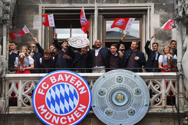 Tom BISCHOF (Bayern Muenchen) mit Meisterschale,Schale,Pokal,Cup,Trophaee, Trainer Vincent KOMPANY (Bayern Muenchen), Teamfoto,Team,Mannschaft,Mannschaftsfoto. Meisterfeier FC Bayern Muenchen auf dem Rathausbalkon auf dem Marienplatz in Muenchen am 17.05.2026. Fussball 1. Bundesliga Saison 2025 2026, 34.Spieltag,