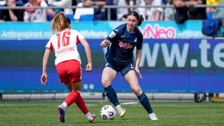 v.li.: Annabel Schasching (RBL, 16), Chiara Hahn (TSG, 23), Zweikampf, Spielszene, Duell, duel, tackle, tackling, Dynamik, Action, Aktion, 17.05.2026, Sinsheim (Hoffenheim) (Deutschland), Fussball, Google Pixel Frauen-Bundesliga, TSG 1899 Hoffenheim - RB Leipzig, DFB DFL REGULATIONS PROHIBIT ANY USE OF PHOTOGRAPHS AS IMAGE SEQUENCES AND OR QUASI-VIDEO.