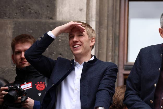 Fussball, Herren, Bundesliga, Saison 2025 2026, FC Bayern München, Meisterfeier, Rathausbalkon, Marienplatz Dominik Krause, Oberbürgermeister der Stadt München hält Ausschau, Hand über den Augen, beobachten