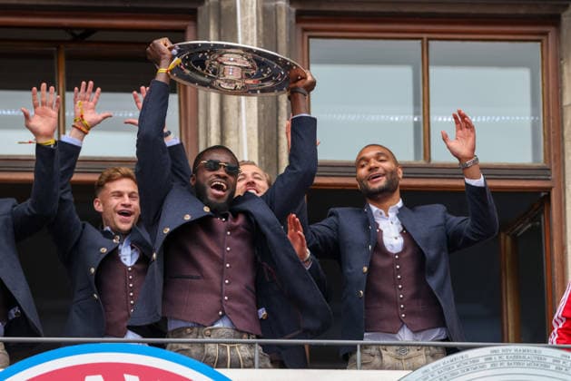 Dayot Upamecano (FC Bayern Muenchen, 02) mit der Meisterschale auf dem Rathaus-Balkon, mit Joshua Kimmich (FC Bayern Muenchen, 06) und Jonathan Tah (FC Bayern Muenchen, 04), GER, Empfang des FC Bayern Muenchen im Rathaus und Meisterfeier am Marienplatz, 17.05.2026, GER, Empfang des FC Bayern Muenchen im Rathaus und Meisterfeier am Marienplatz, 17.05.2026 Muenchen Copyright: xEibner-Pressefoto JennixMaulx EP_JML