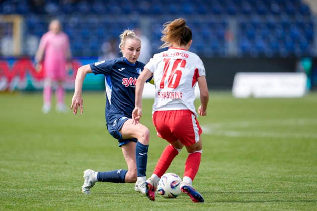 v.li.: Vanessa Diehm (TSG, 6), Annabel Schasching (RBL, 16), Zweikampf, Spielszene, Duell, duel, tackle, tackling, Dynamik, Action, Aktion, 17.05.2026, Sinsheim (Hoffenheim) (Deutschland), Fussball, Google Pixel Frauen-Bundesliga, TSG 1899 Hoffenheim - RB Leipzig, DFB DFL REGULATIONS PROHIBIT ANY USE OF PHOTOGRAPHS AS IMAGE SEQUENCES AND OR QUASI-VIDEO.