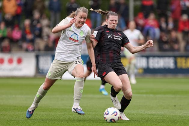 v.li.: Lena Petermann (SV Werder Bremen, 20) und Claudia Wenger (Bayer 04 Leverkusen, 5) im Zweikampf, Duell, Dynamik, Aktion, Action, Spielszene, DIE DFB-RICHTLINIEN UNTERSAGEN JEGLICHE NUTZUNG VON FOTOS ALS SEQUENZBILDER UND ODER VIDEOÄHNLICHE FOTOSTRECKEN. DFB REGULATIONS PROHIBIT ANY USE OF PHOTOGRAPHS AS IMAGE SEQUENCES AND OR QUASI-VIDEO., 17.05.2026, Leverkusen (Deutschland), Fussball, Google Pixel Frauen-Bundesliga, Bayer 04 Leverkusen - SV Werder Bremen