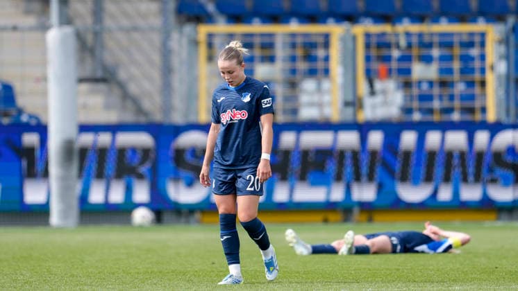 v.li.: Laura Gloning (TSG, 20), Vanessa Diehm (TSG, 6), Spielerinnen der TSG 1899 Hoffenheim, enttäuscht über das Unentschieden, nur remis, Enttäuschung nach dem Schlusspfiff, Highlight, Punktverlust, Frustration, disappointed, pessimistisch, 17.05.2026, Sinsheim (Hoffenheim) (Deutschland), Fussball, Google Pixel Frauen-Bundesliga, TSG 1899 Hoffenheim - RB Leipzig, DFB DFL REGULATIONS PROHIBIT ANY USE OF PHOTOGRAPHS AS IMAGE SEQUENCES AND OR QUASI-VIDEO.