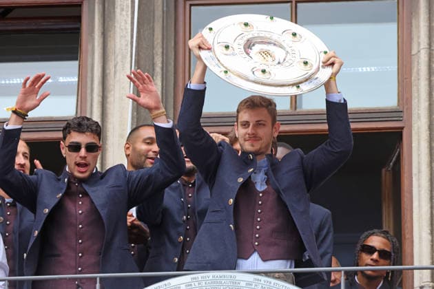 v.l. 45 Aleksandar Pavlovic und 44 Josip Stanisic, Portraet, Portrait, Marienplatz, 35. Meistertitel, Meisterfeier, Rathausbalkon, Rathaus, Meisterschale, wird präsentiert, Oberbürgermeister Dominik Krause, Fussball 1. BL FC Bayern München - 17.05.2026 Allianz Arena FOTO: Mladen Lackovic LakoPress