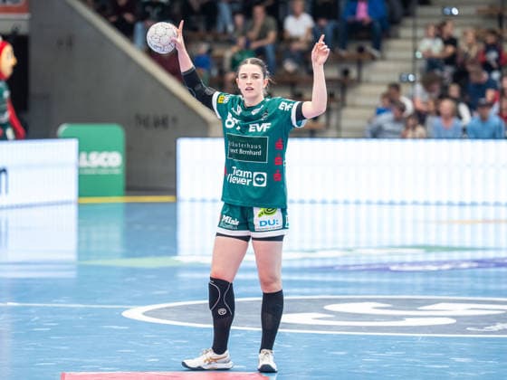 Lea Neubrander (Frisch Auf Frauen, 81) zeigt den Spielzug an, Frisch Auf Goeppingen vs. SV Union Halle-Neustadt, Handball, 1. Bundesliga, Spielzeit 2025 2026, 17.05.2026 Frisch Auf Goeppingen vs. SV Union Halle-Neustadt, Handball, 1. Bundesliga, Spielzeit 2025 2026, 17.05.2026 Goeppingen Copyright: xMichaelxSchmidt Eibner-Pressefotx EP_MST