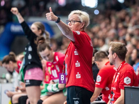Ines Seidler, Cheftrainerin (SV Union Halle-Neustadt) zeigt Ihrer Mannschaft den Daumen hoch, Frisch Auf Goeppingen vs. SV Union Halle-Neustadt, Handball, 1. Bundesliga, Spielzeit 2025 2026, 17.05.2026 Frisch Auf Goeppingen vs. SV Union Halle-Neustadt, Handball, 1. Bundesliga, Spielzeit 2025 2026, 17.05.2026 Goeppingen Copyright: xMichaelxSchmidt Eibner-Pressefotx EP_MST
