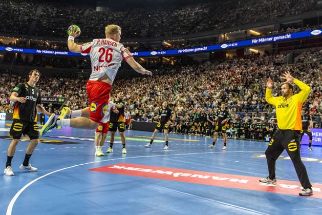 Johan A Plogv Hansen (Daenemark, 26) vs Andreas Wolff (Deutschland, 33), Miro Schluroff (Deutschland, 05), g38, Renners Uscins (Deutschland, 23) schauen zu GER, Deutschland (GER) vs. Daenemark (DEN), Handball, Laenderspiel, Herren, Spielzeit 2025 2026, 17.05.2026 GER, Deutschland (GER) vs. Daenemark (DEN), Handball, Laenderspiel, Herren, Spielzeit 2025 2026, 17.05.2026 Koeln Copyright: xEibner-Pressefoto GerhardxWingenderx EP_GWR