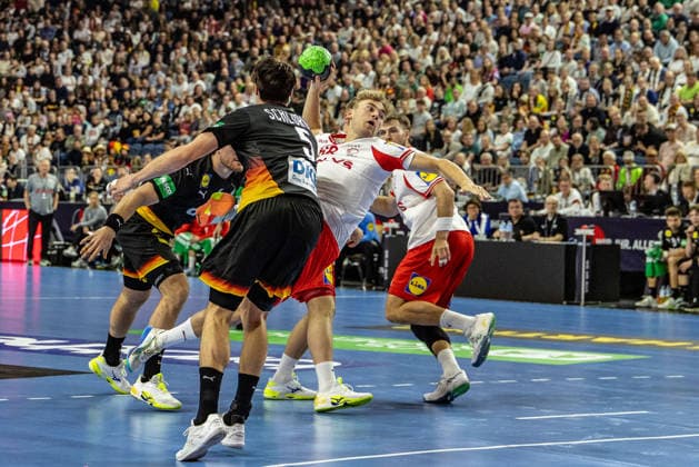 Victor Amnitzboll Norlyk (Daenemark, 68) vs Miro Schluroff (Deutschland, 05) GER, Deutschland (GER) vs. Daenemark (DEN), Handball, Laenderspiel, Herren, Spielzeit 2025 2026, 17.05.2026 GER, Deutschland (GER) vs. Daenemark (DEN), Handball, Laenderspiel, Herren, Spielzeit 2025 2026, 17.05.2026 Koeln Copyright: xEibner-Pressefoto GerhardxWingenderx EP_GWR