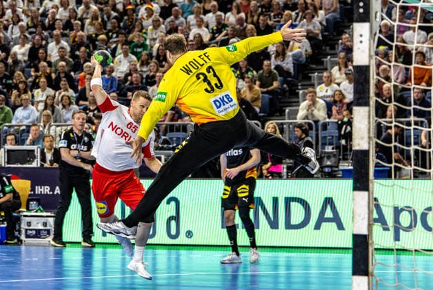 Andreas Wolff (Deutschland, 33) haelt artistisch den Wurf von Frederik Bjerre (Dänemark, 65) GER, Deutschland (GER) vs. Daenemark (DEN), Handball, Laenderspiel, Herren, Spielzeit 2025 2026, 17.05.2026 GER, Deutschland (GER) vs. Daenemark (DEN), Handball, Laenderspiel, Herren, Spielzeit 2025 2026, 17.05.2026 Koeln Copyright: xEibner-Pressefoto GerhardxWingenderx EP_GWR