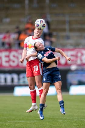 v.li.: Victoria Krug (RBL, 20), Marie Steiner (TSG, 19), beim Kopfball, Kopfballduell, Spielszene, Zweikampf in der Luft, Aktion, Action, 17.05.2026, Sinsheim (Hoffenheim) (Deutschland), Fussball, Google Pixel Frauen-Bundesliga, TSG 1899 Hoffenheim - RB Leipzig, DFB DFL REGULATIONS PROHIBIT ANY USE OF PHOTOGRAPHS AS IMAGE SEQUENCES AND OR QUASI-VIDEO.