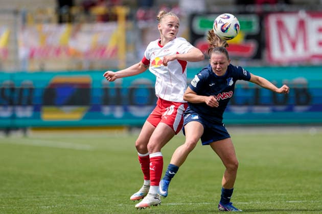 v.li.: Victoria Krug (RBL, 20), Marie Steiner (TSG, 19), beim Kopfball, Kopfballduell, Spielszene, Zweikampf in der Luft, Aktion, Action, 17.05.2026, Sinsheim (Hoffenheim) (Deutschland), Fussball, Google Pixel Frauen-Bundesliga, TSG 1899 Hoffenheim - RB Leipzig, DFB DFL REGULATIONS PROHIBIT ANY USE OF PHOTOGRAPHS AS IMAGE SEQUENCES AND OR QUASI-VIDEO.