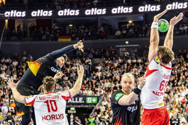 Der Wurf von Marko Grgic (Deutschland, 71) wird von Steven Plucnar Jacobsen (Daenemark, 69) geblockt GER, Deutschland (GER) vs. Daenemark (DEN), Handball, Laenderspiel, Herren, Spielzeit 2025 2026, 17.05.2026 GER, Deutschland (GER) vs. Daenemark (DEN), Handball, Laenderspiel, Herren, Spielzeit 2025 2026, 17.05.2026 Koeln Copyright: xEibner-Pressefoto GerhardxWingenderx EP_GWR