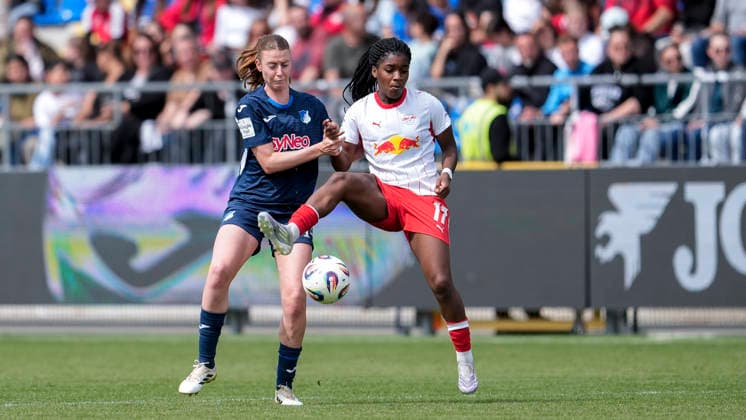 v.li.: Lisa Doorn (TSG, 14), Delice Boboy (RBL, 17), Zweikampf, Spielszene, Duell, duel, tackle, tackling, Dynamik, Action, Aktion, 17.05.2026, Sinsheim (Hoffenheim) (Deutschland), Fussball, Google Pixel Frauen-Bundesliga, TSG 1899 Hoffenheim - RB Leipzig, DFB DFL REGULATIONS PROHIBIT ANY USE OF PHOTOGRAPHS AS IMAGE SEQUENCES AND OR QUASI-VIDEO.