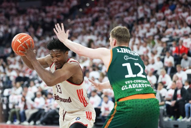 David McCormack (FC Bayern Basketball, 33) mit Marten Linssen (Vet Concept Gladiators Trier, 12), GER, FC Bayern Basketball vs. Vet Concept Gladiators Trier, Basketball, easycredit Basketball Bundesliga, Playoffs, Viertelfinale Saison 2025 2026, 17.05.2026, GER, FC Bayern Basketball vs. Vet Concept Gladiators Trier, Basketball, easycredit Basketball Bundesliga, Playoffs, Viertelfinale Saison 2025 2026, 17.05.2026 Muenchen Copyright: xEibner-Pressefoto JennixMaulx EP_JML