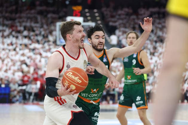 Andreas Obst (FC Bayern Basketball, 13) mit Ball mit Clay Guillozet (Vet Concept Gladiators Trier, 04), GER, FC Bayern Basketball vs. Vet Concept Gladiators Trier, Basketball, easycredit Basketball Bundesliga, Playoffs, Viertelfinale Saison 2025 2026, 17.05.2026, GER, FC Bayern Basketball vs. Vet Concept Gladiators Trier, Basketball, easycredit Basketball Bundesliga, Playoffs, Viertelfinale Saison 2025 2026, 17.05.2026 Muenchen Copyright: xEibner-Pressefoto JennixMaulx EP_JML