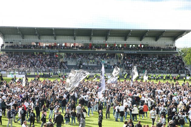 17.05.2026, xrekx, Fussball 2.Bundesliga, SV Elversberg - Preußen Münster v.l. Aufstiegsfeier SV Elversberg Fans ,Stimmung, Schals, Ultras, Zuschauer, Besucher, Choreo, Choreografie, atmosphere, scarves, spectators, visitors (DFL DFB REGULATIONS PROHIBIT ANY USE OF PHOTOGRAPHS as IMAGE SEQUENCES and or QUASI-VIDEO) Elversberg