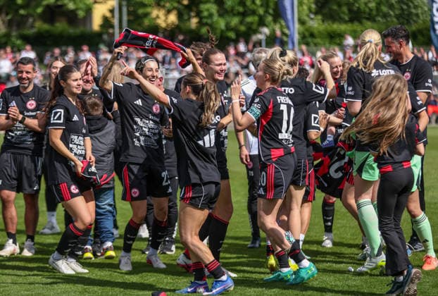 GER, Frankfurt, Eintracht Frankfurt vs Union Berlin, Google Pixel Bundesliga, Fussball, DFB, Spielzeit 2025 2026, Stadion am Brentanobad, 26. Spieltag im Bild: Eintracht Frankfurt international, Sara Doorsoun (Eintracht Frankfurt Frauen 23) und die Spielerinnen feiern den 3. Platz für den Europapokal, Qualifikation, Freude und Emotionen nach dem Sieg DFB DFL REGULATIONS PROHIBIT ANY USE OF PHOTOGRAPHS AS IMAGE SEQUENCES AND OR QUASI-VIDEO, 17.05.2026 Copyright: HMBxMedia HendrikxHamelau