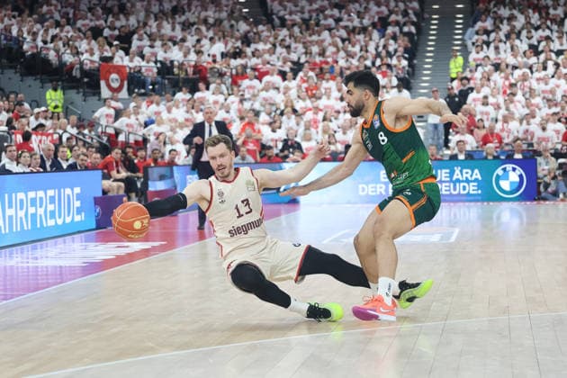 Andreas Obst (FC Bayern Basketball, 13) im Fall mit Behnam Yakhchali Dehkordi (Vet Concept Gladiators Trier, 08), GER, FC Bayern Basketball vs. Vet Concept Gladiators Trier, Basketball, easycredit Basketball Bundesliga, Playoffs, Viertelfinale Saison 2025 2026, 17.05.2026, GER, FC Bayern Basketball vs. Vet Concept Gladiators Trier, Basketball, easycredit Basketball Bundesliga, Playoffs, Viertelfinale Saison 2025 2026, 17.05.2026 Muenchen Copyright: xEibner-Pressefoto JennixMaulx EP_JML