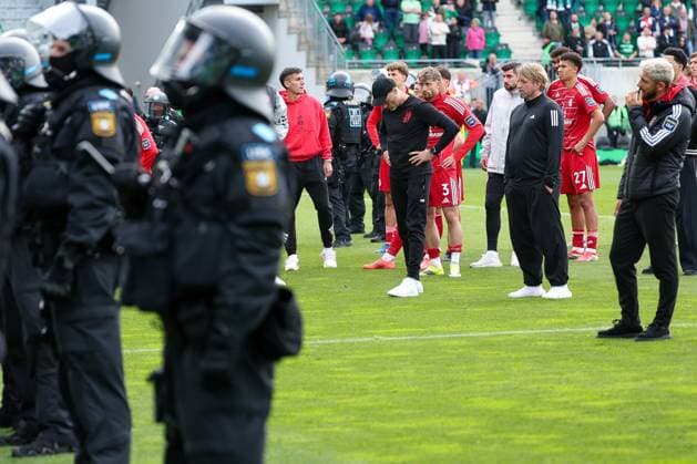 Niedergeschlagenheit, Enttaeuschung bei Cheftrainer Alexander Ende (Fortuna Duesseldorf) und F95-Sportchef Sven Mislintat und den Spielern nach dem Abstieg, Polizeikraefte schirmen das Spielfeld ab, SpVgg Greuther Fuerth vs. Fortuna Duesseldorf, Fussball, Maenner, 2. Bundesliga, DFL, Saison 2025 2026, 34. Spieltag, Rueckrunde, 17.05.2026 DFB regulations prohibit any use of photographs as image sequences and or quasi-video Fuerth Bayern Deutschland