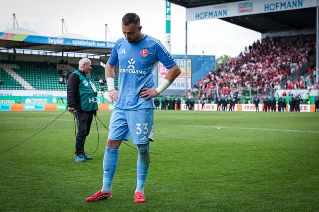 Der niedergeschlagene Florian Kastenmeier 33 (Fortuna Duesseldorf), im Hintergrund der Fanblock von Fortuna Duesseldorf, der von der Politzei bewacht wird, SpVgg Greuther Fuerth vs. Fortuna Duesseldorf, Fussball, Maenner, 2. Bundesliga, DFL, Saison 2025 2026, 34. Spieltag, Rueckrunde, 17.05.2026 DFB regulations prohibit any use of photographs as image sequences and or quasi-video Fuerth Bayern Deutschland