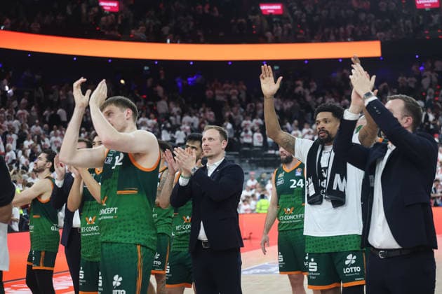 Das Team der Gladiators Trier nach dem Spiel, mit Jacques Schneider (Vet Concept Gladiators Trier, Chef-Trainer), GER, FC Bayern Basketball vs. Vet Concept Gladiators Trier, Basketball, easycredit Basketball Bundesliga, Playoffs, Viertelfinale Saison 2025 2026, 17.05.2026, GER, FC Bayern Basketball vs. Vet Concept Gladiators Trier, Basketball, easycredit Basketball Bundesliga, Playoffs, Viertelfinale Saison 2025 2026, 17.05.2026 Muenchen Copyright: xEibner-Pressefoto JennixMaulx EP_JML