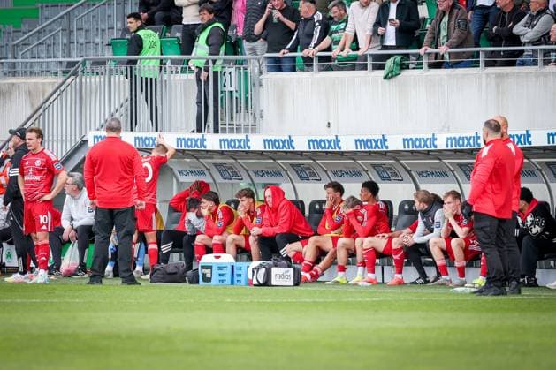 Die Mannschaft von Duesseldorf sitzt niedergeschlagen auf der Bank nach Spielende, der Abstieg ist besiegelt, SpVgg Greuther Fuerth vs. Fortuna Duesseldorf, Fussball, Maenner, 2. Bundesliga, DFL, Saison 2025 2026, 34. Spieltag, Rueckrunde, 17.05.2026 DFB regulations prohibit any use of photographs as image sequences and or quasi-video Fuerth Bayern Deutschland