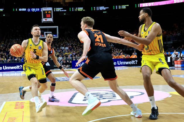 DEU, easyCredit BBL, ALBA vs. , 17.05.2026, Mercedes-Benz-Arena, Berlin, DEU, easyCredit BBL, ALBA vs. , im Bild Martin Hermannsson (ALBA Berlin 15), Norris Agbakoko (ALBA Berlin 17), Lars Thiemann (RASTA Vechta 21)