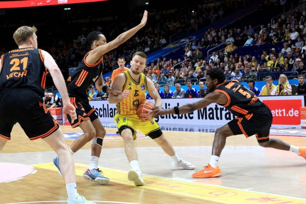 DEU, easyCredit BBL, ALBA vs. , 17.05.2026, Mercedes-Benz-Arena, Berlin, DEU, easyCredit BBL, ALBA vs. Rasta Vechta im Bild Martin Hermannsson (ALBA Berlin 15), TJ Bamba (RASTA Vechta 5), Alonzo Verge jr. (RASTA Vechta 11)
