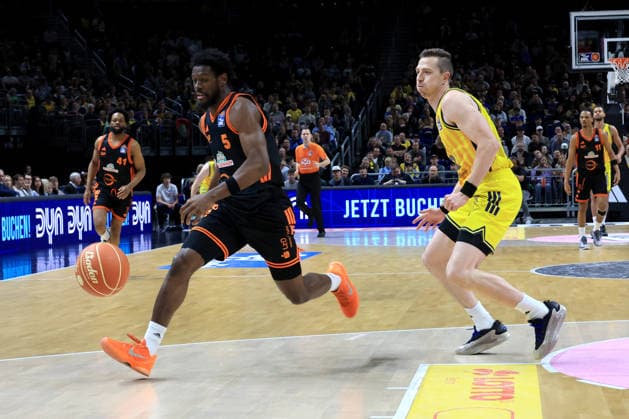 DEU, easyCredit BBL, ALBA vs. , 17.05.2026, Mercedes-Benz-Arena, Berlin, DEU, easyCredit BBL, ALBA vs. , im Bild Justin Bean (ALBA Berlin 34), TJ Bamba (RASTA Vechta 5)
