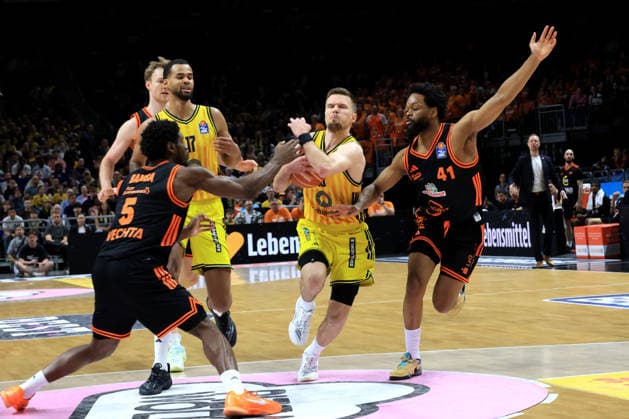 DEU, easyCredit BBL, ALBA vs. , 17.05.2026, Mercedes-Benz-Arena, Berlin, DEU, easyCredit BBL, ALBA vs. , im Bild Martin Hermannsson (ALBA Berlin 15), Norris Agbakoko (ALBA Berlin 17), Lloyd Pandi (RASTA Vechta 41), TJ Bamba (RASTA Vechta 5)